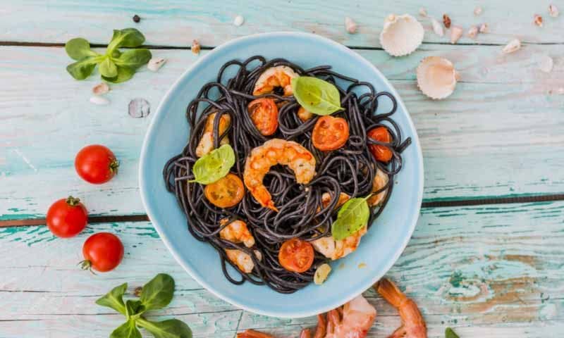 Pasta negra de sepia con langostinos