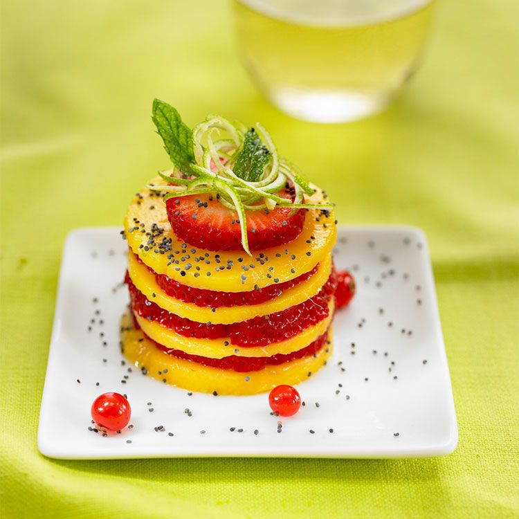 Timbal de fresas y mango con grosellas Timbal de fresas y mango con grosellas