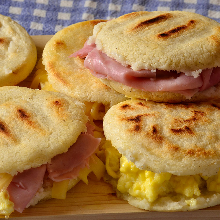 Arepas rellenas de huevos revueltos, jamón y queso