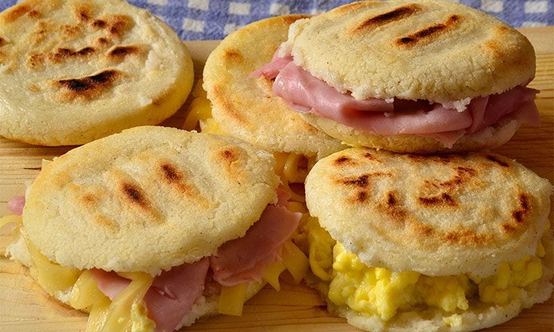 Arepas rellenas de revuelto de huevos, jamón y queso