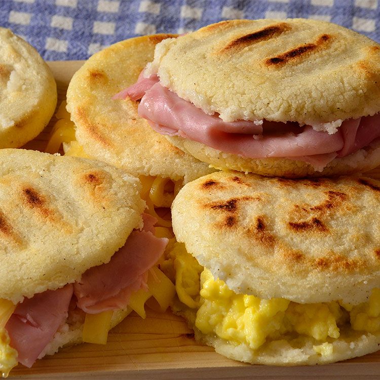 Arepas rellenas de revuelto de huevos, jamón y queso Arepas rellenas de revuelto de huevos, jamón y queso