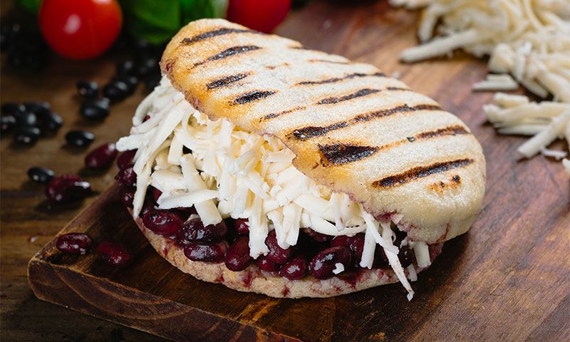 Arepas rellenas de frijoles guisados y queso rallado