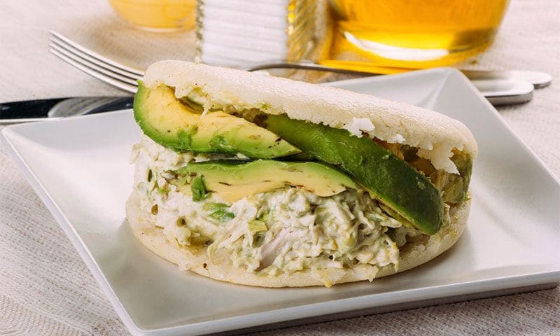 Arepas rellenas de ensalada de pollo y aguacate