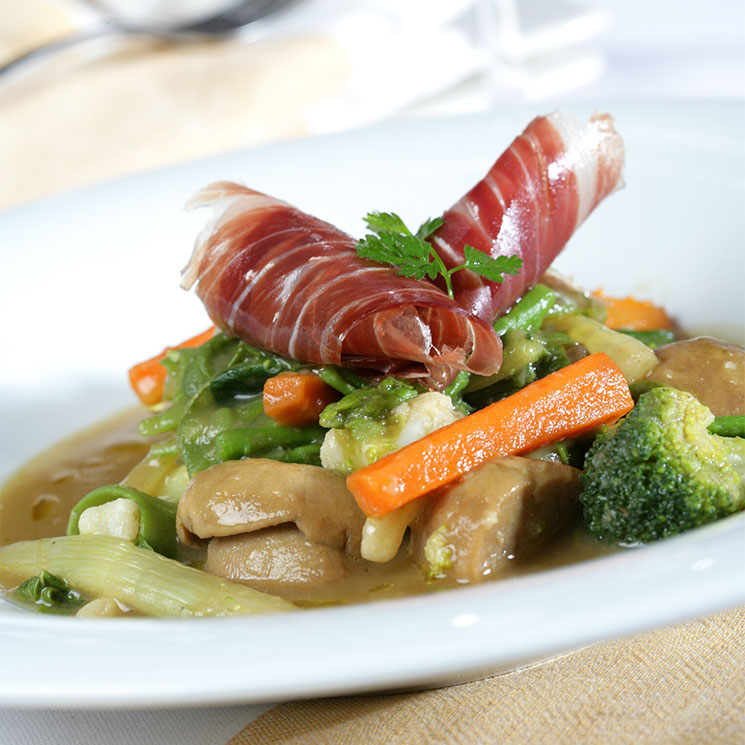 Menestra de verduras con setas y jamón ibérico