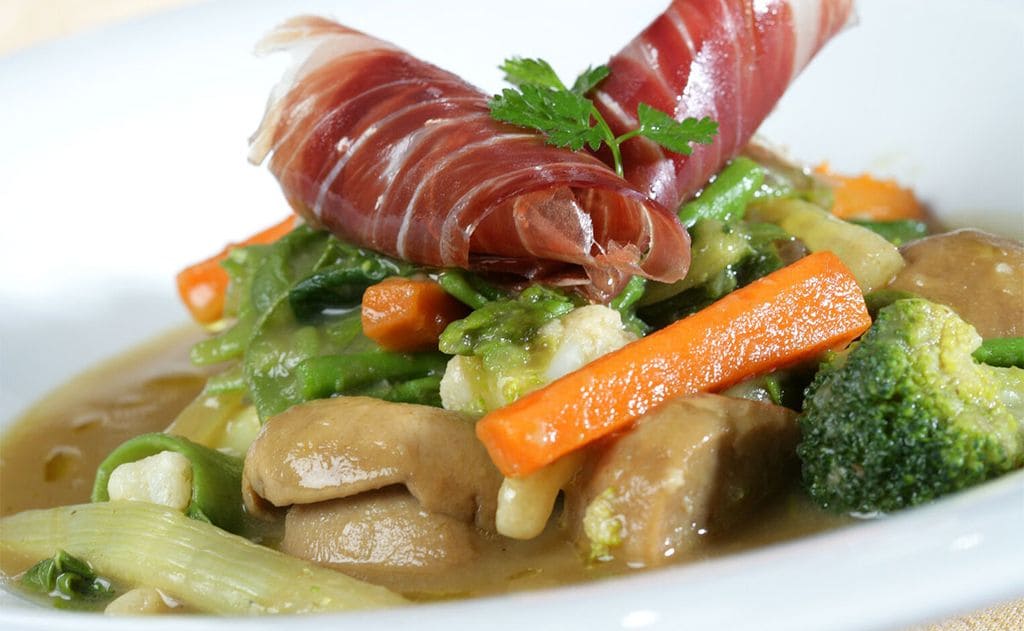 Menestra de verduras con setas y jamón ibérico