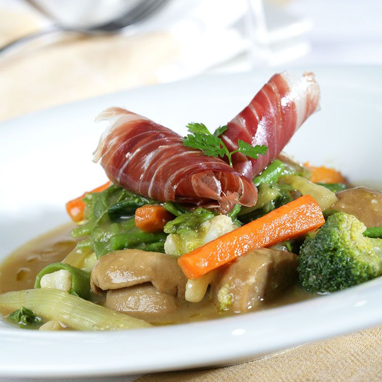 Menestra de verduras con setas y jamón ibérico Menestra de verduras con setas y jamón ibérico