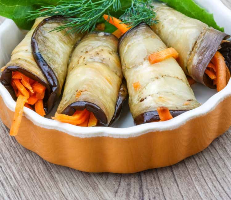 Rollitos de berenjena rellenos de pimientos y zanahorias Rollitos de berenjena rellenos de pimientos y zanahorias