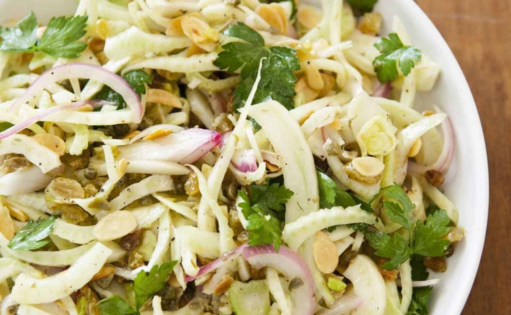 Ensalada de hinojo, cebolla y almendras