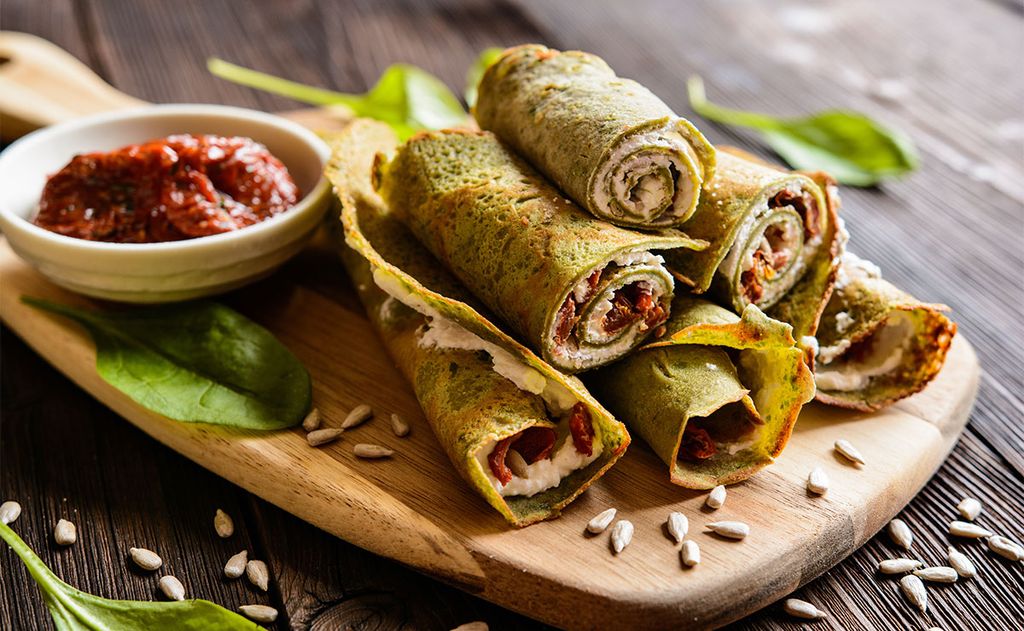 Crepes de espinacas rellenos de queso feta, tomate seco y pipas de girasol