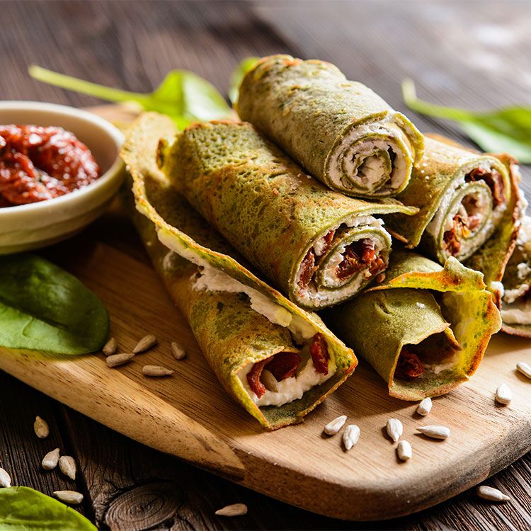Crepes de espinacas rellenos de queso feta, tomate seco y pipas de girasol Crepes de espinacas rellenos de queso feta, tomate seco y pipas de girasol