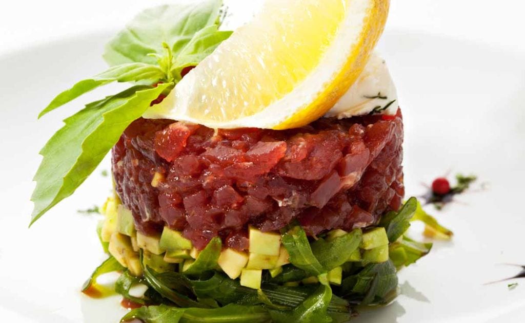 Tartar de atún rojo con aguacate