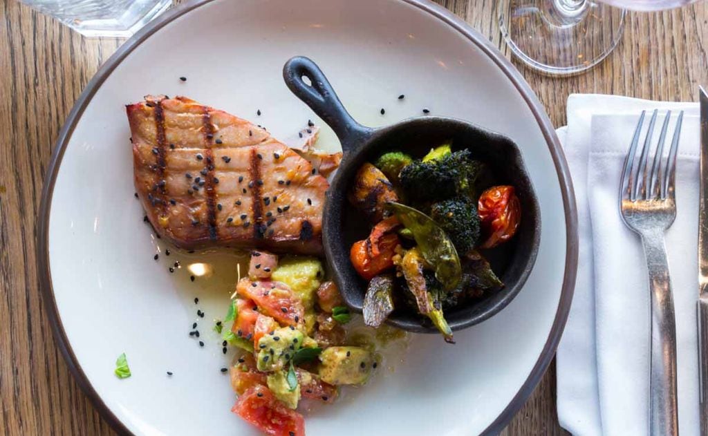Atún rojo a la plancha con aguacate y verduras asadas