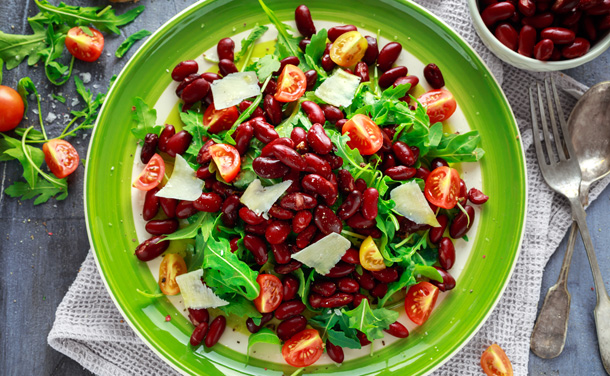 Ensalada de alubias rojas y lascas de parmesano Ensalada de alubias rojas y lascas de parmesano