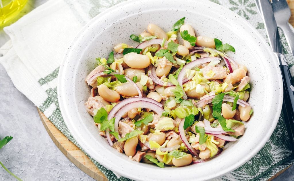 Ensalada de alubias blancas y atún