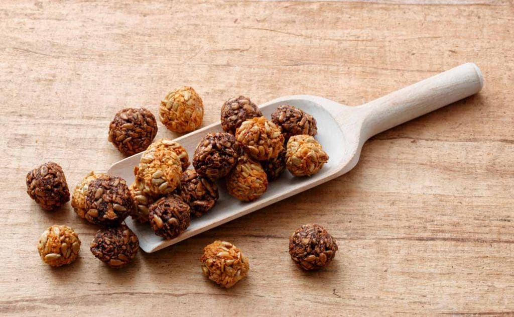 Bolitas de pipas al curry y al cacao