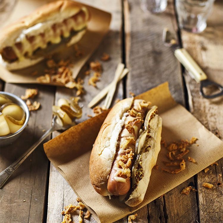 Perrito caliente con queso cheddar y cebolla crujiente Perrito caliente con queso cheddar y cebolla crujiente