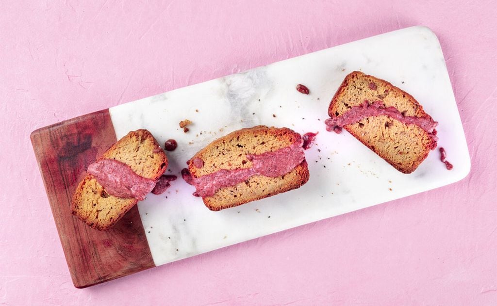 Bizcocho de semillas de amapola con salsa de chocolate rosa
