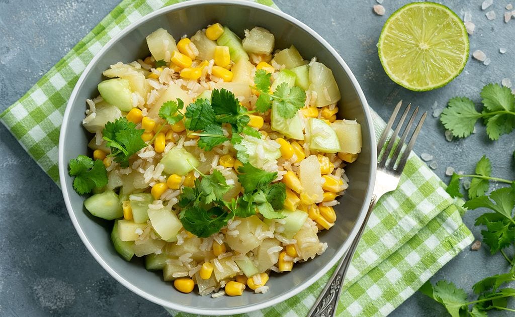 Ensalada de arroz integral con maíz, pepino y piña