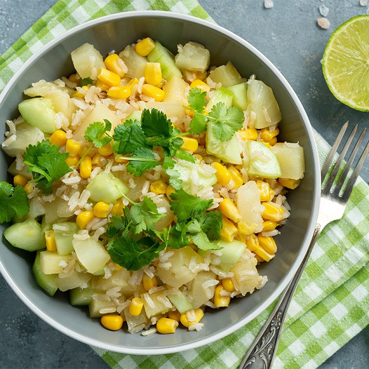Ensalada de arroz integral con maíz, pepino y piña Ensalada de arroz integral con maíz, pepino y piña