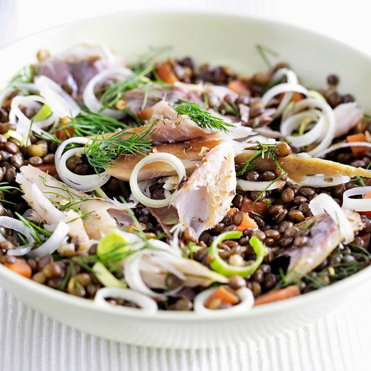 Ensalada de caballa ahumada con lentejas, cebolleta y zanahoria Ensalada de caballa ahumada con lentejas, cebolleta y zanahoria