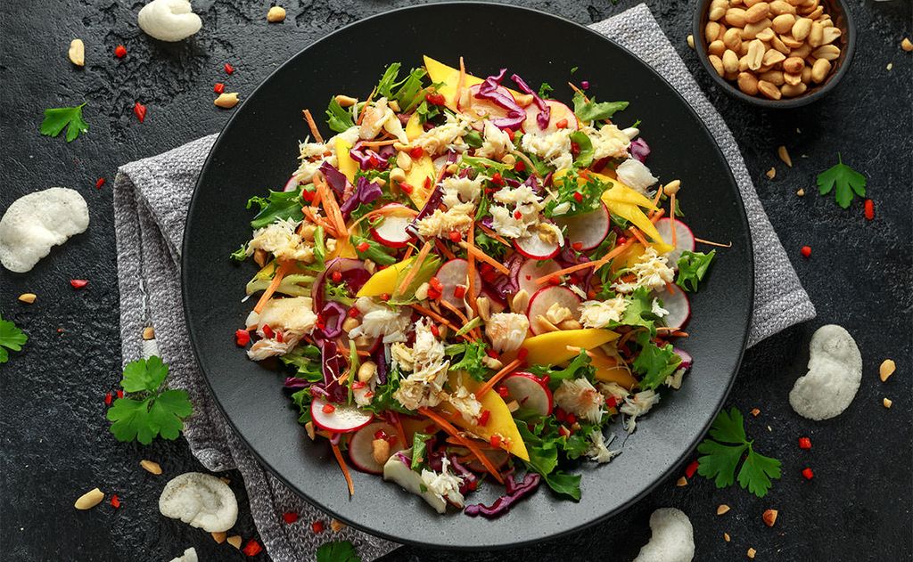 Ensalada de cangrejo, mango, cacahuetes y pan de gambas