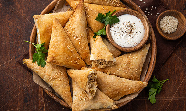 Empanadillas de pasta 'brick' y pollo con salsa de yogur Empanadillas de pasta 'brick' y pollo con salsa de yogur