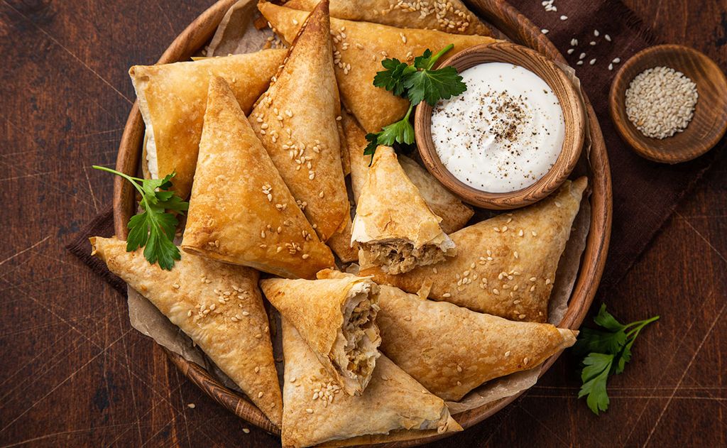 Empanadillas de pasta 'brick' y pollo con salsa de yogur