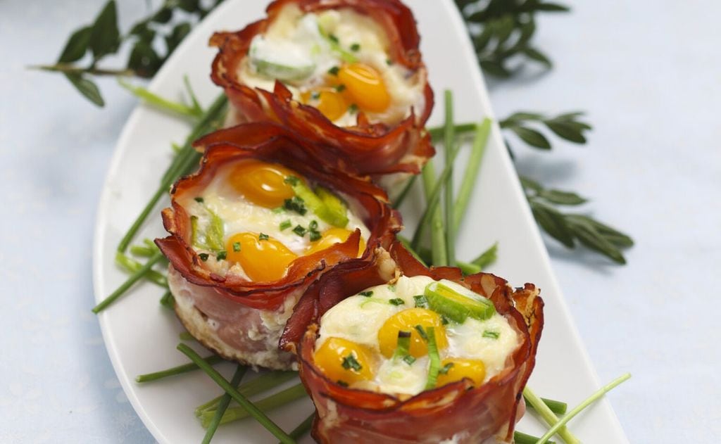 Cestitas de jamón con puré de patata y huevos de codorniz