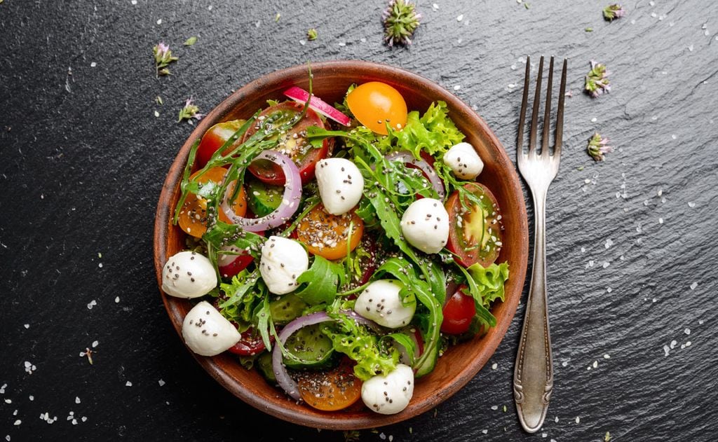 Ensalada de mozzarella, tomate y lechuga