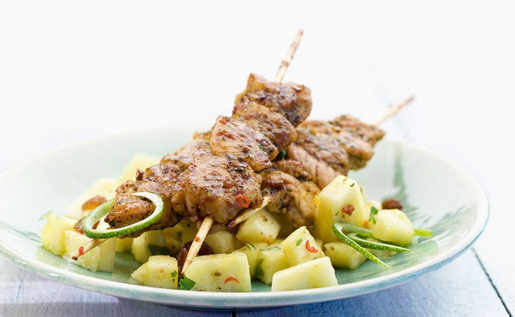 Brochetas de cerdo picante con piña