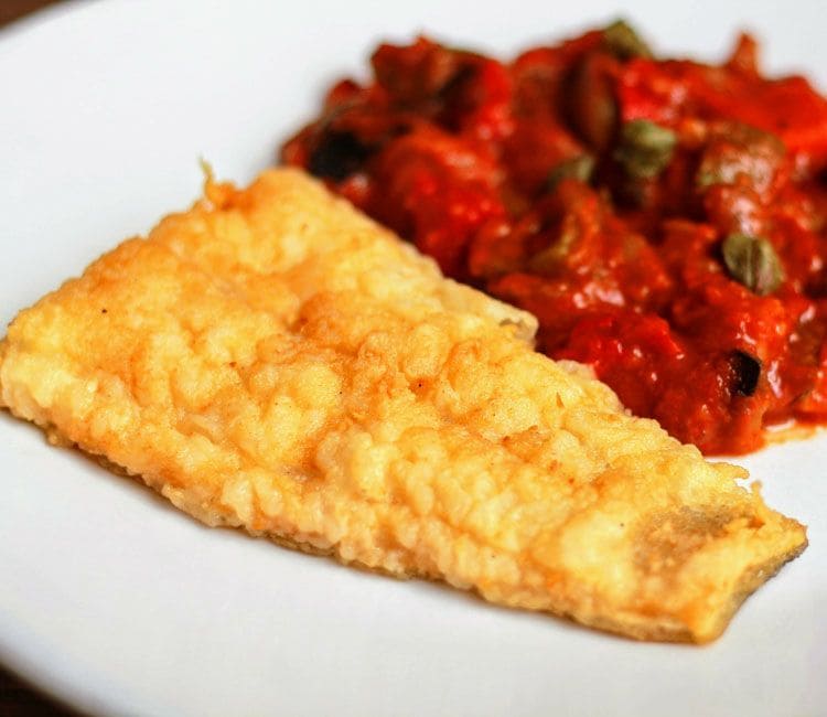 Filete de merluza rebozado con ensalada de pimientos