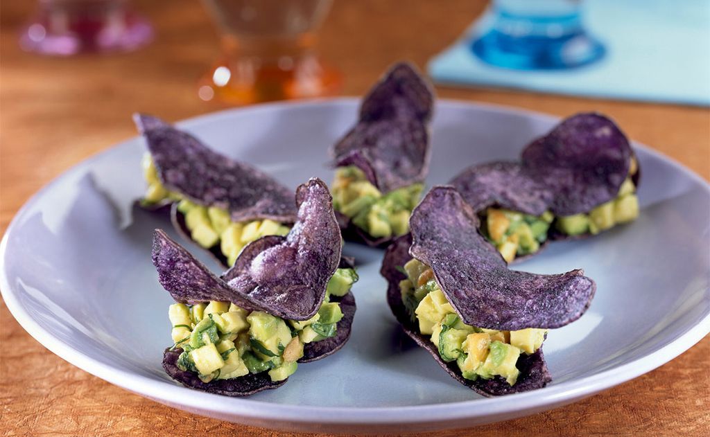 Aperitivo de patata morada, aguacate y cacahuete