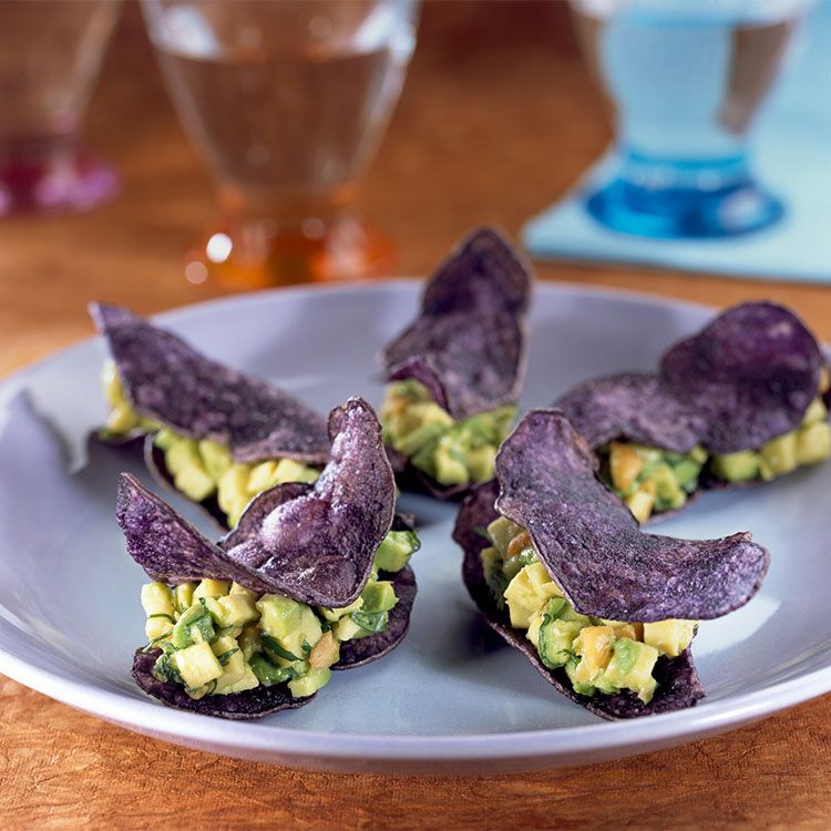 Aperitivo de patata morada, aguacate y cacahuete Aperitivo de patata morada, aguacate y cacahuete