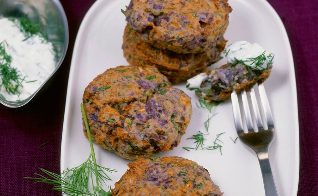 Bocaditos de patata morada con salsa de queso