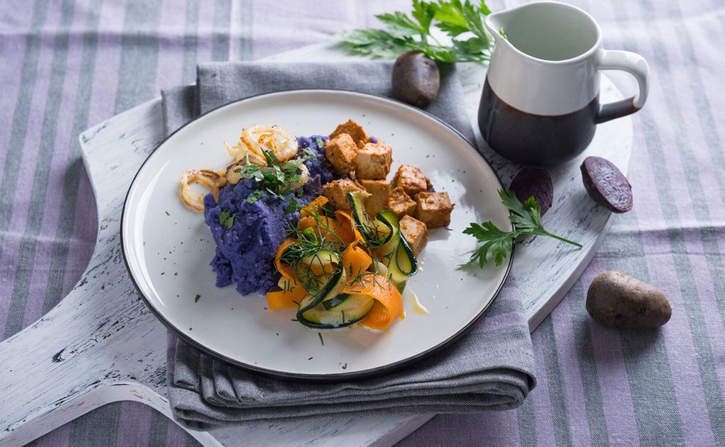 Tofu marinado con puré de patata morada y verduras