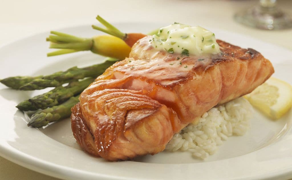 Salmón glaseado con arroz, verduras y mantequilla de hierbas