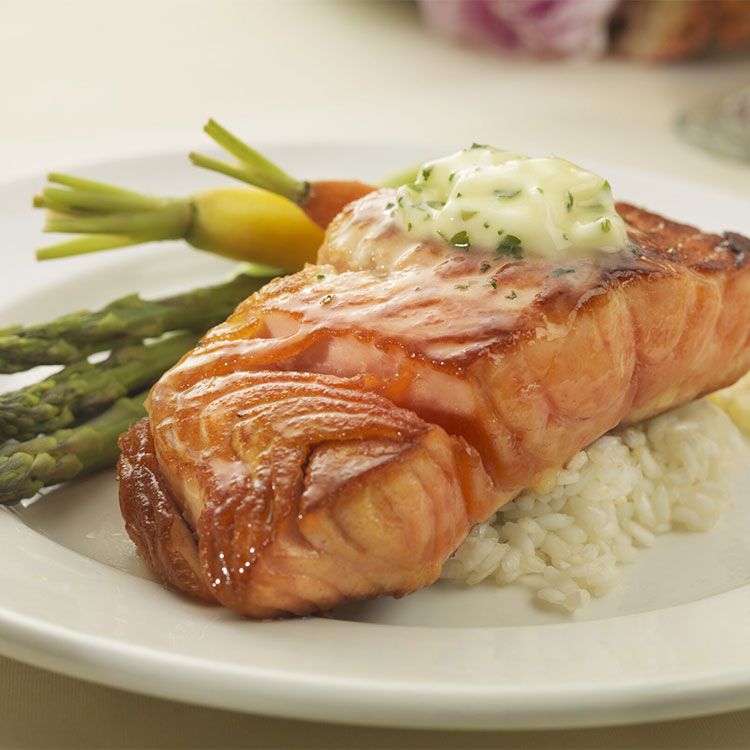 Salmón glaseado con arroz, verduras y mantequilla de hierbas Salmón glaseado con arroz, verduras y mantequilla de hierbas