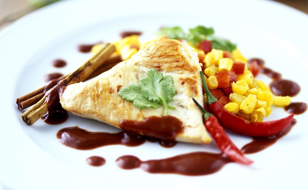 Pollo con salsa de chocolate picante