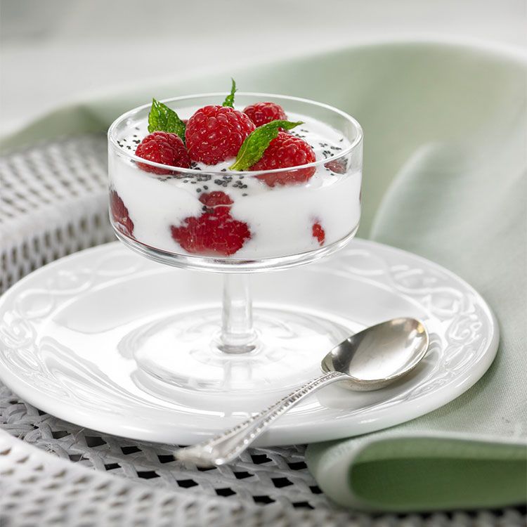 Yogur de cabra con frambuesas y semillas de amapola Yogur de cabra con frambuesas y semillas de amapola