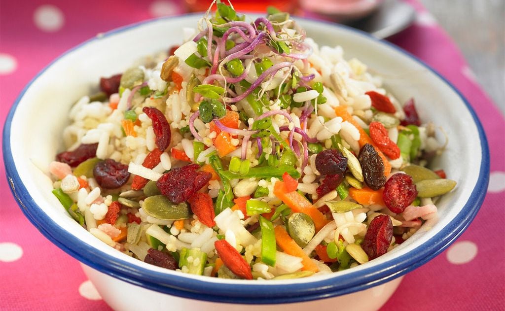 Ensalada de arroz y sémola con arándanos y pipas