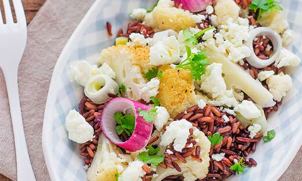 Ensalada de arroz rojo, queso feta y coliflor a la plancha Ensalada de arroz rojo, queso feta y coliflor a la plancha