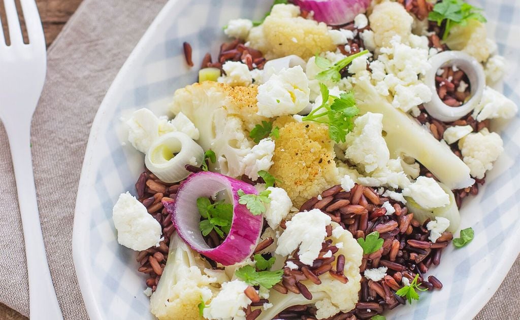 Ensalada de arroz rojo, queso feta y coliflor a la plancha