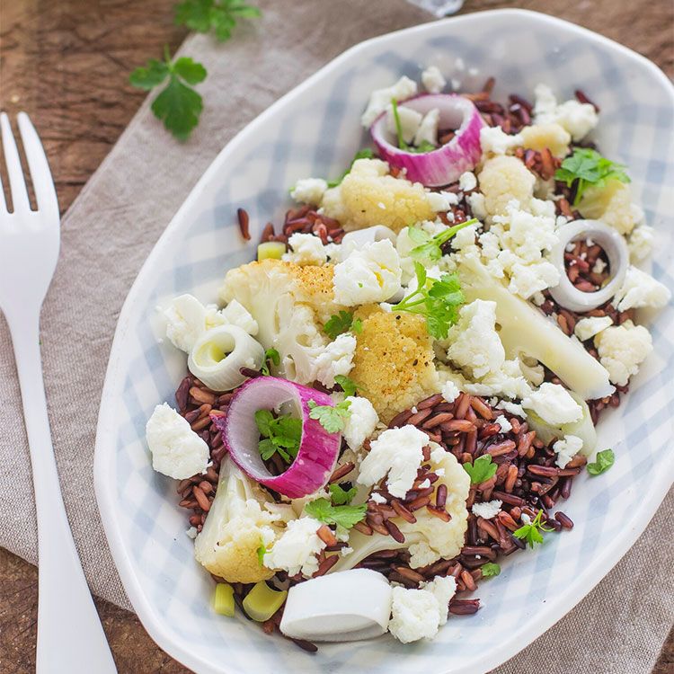 Ensalada de arroz rojo, queso feta y coliflor a la plancha Ensalada de arroz rojo, queso feta y coliflor a la plancha
