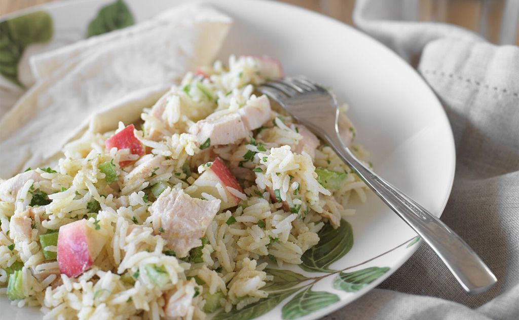 Ensalada de arroz con pollo ahumado, apio y manzana