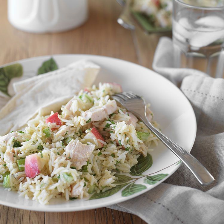 Ensalada de arroz con pollo ahumado, apio y manzana Ensalada de arroz con pollo ahumado, apio y manzana
