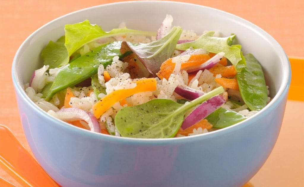 Ensalada con arroz, 'mezclum' de lechugas y verduras