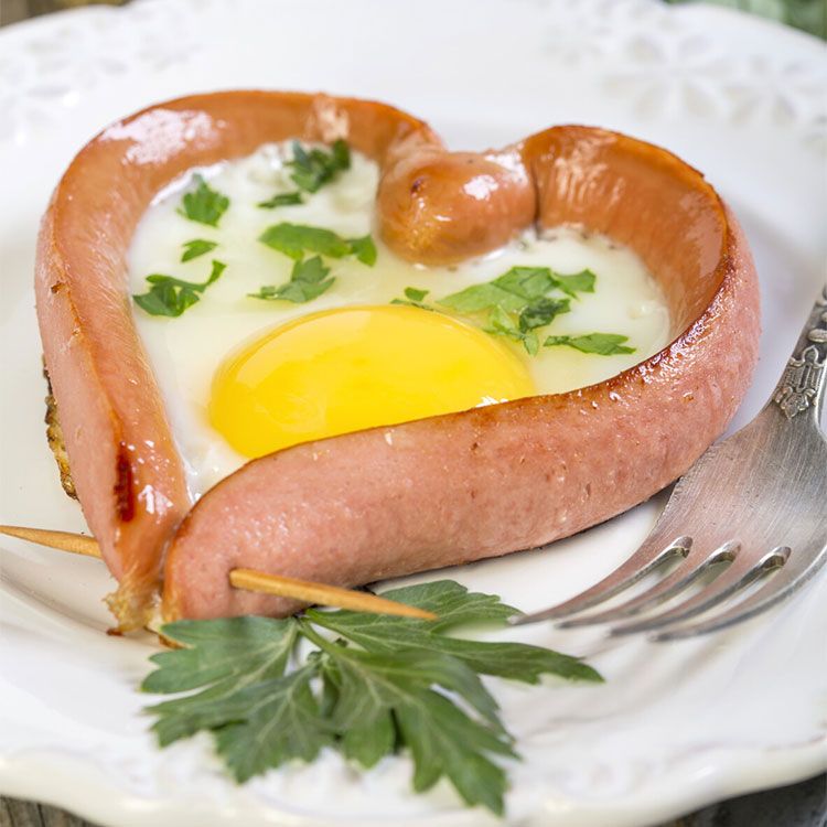Corazón de salchicha con huevo frito Corazón de salchicha con huevo frito