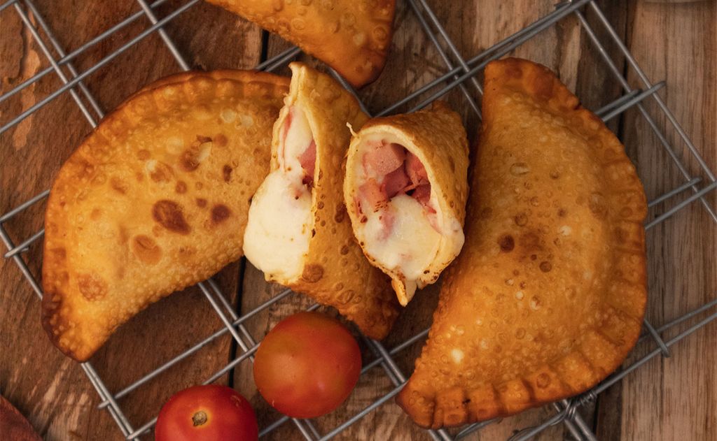 Empanadillas de queso, salchicha y tomate