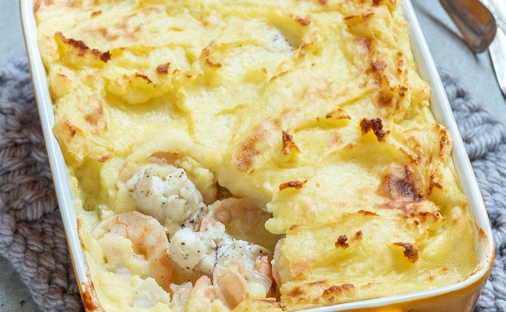 Pastel de patata con gambas y merluza