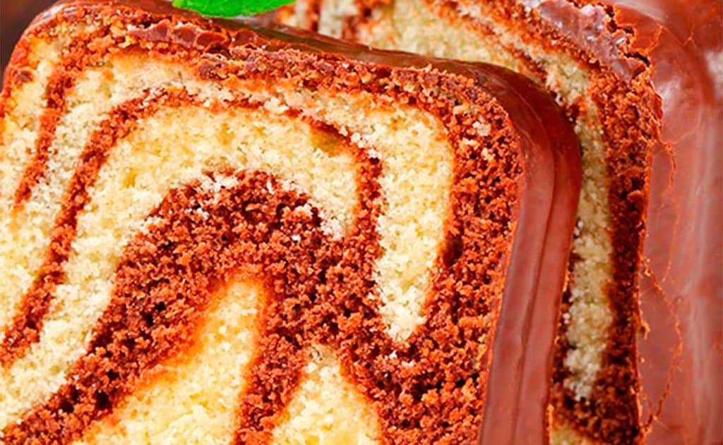 Bizcocho marmolado de chocolate y vainilla